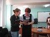 Frau Brachmann überreicht ein Geschenk vom Pelizaeus-Gymnasium
